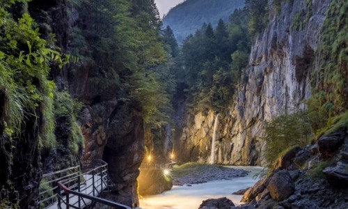 Abendbeleuchtung Aareschlucht mit Pasta-Plausch